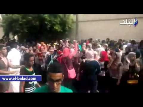 صدى البلد | مشادة كلامية بين طلاب الثانوية العامة وضابط شرطة أمام التربية والتعليم