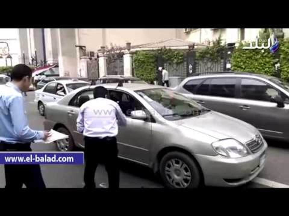 صدى البلد |   حاملو الماجستير والدكتوراه يوزعون "المناديل" على المارة أمام الصحفيين