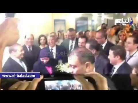 صدى البلد | وصول الموسيقار العالمي ياني مطار القاهرة.. وإهداؤه بردية مصرية