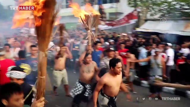 Endonezya'da Hinduların geleneksel ateş savaşı