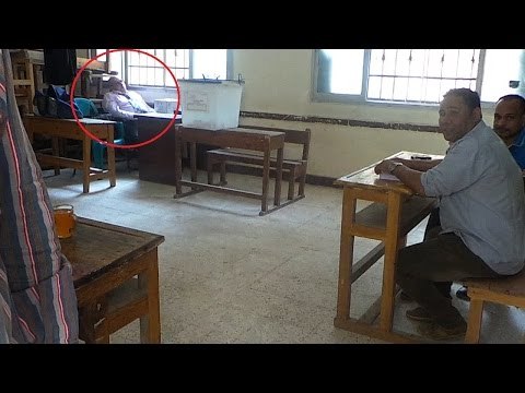 صدى البلد | رئيس لجنة نائم داخل لجنته الخاوية من الناخبين