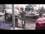 صدى البلد |  سيارات محافظة الجيزة تشفط مياه الأمطار من شوارع المهندسين