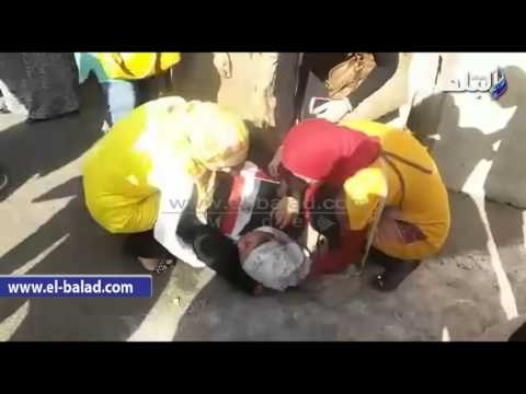 صدى البلد | إصابة متظاهرة من حملة الماجستير بحالة اختناق أمام مجلس الوزراء