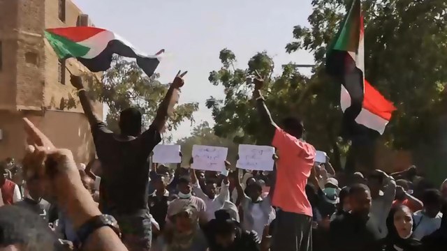 احتجاجات السودان.. هتافات ضد قانون الطوارئ وتنديد بـ تكميم الأفواه