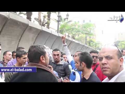 صدى البلد | طلاب معاهد التمريض ينقلون وقفتهم للبوابة الرئيسية لمجلس الوزراء