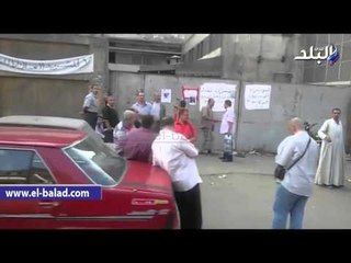 صدى البلد | عمال شركة مواد بلاستيكية بالوايلى يتظاهرون احتجاجا على وقفهم عن العمل