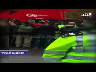 لحظة إلقاء الشرطة البريطانية القبض على"إخواني" قذب أحمد موسى بـ"طوبة"