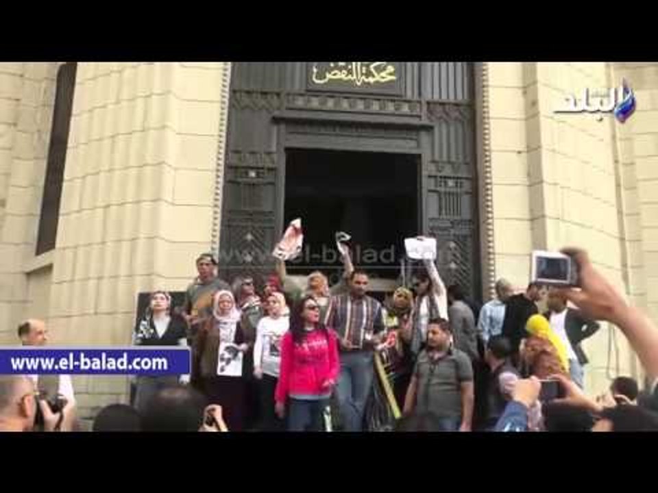 صدى البلد | أهالي شهداء ثورة يناير يتجمهرون أما...