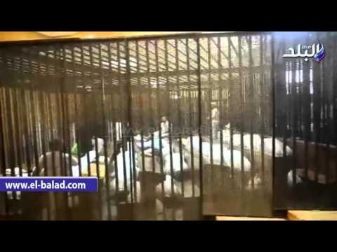 صدى البلد | متهمو أحداث بولاق يؤدون صلاة الظهر داخل القفص
