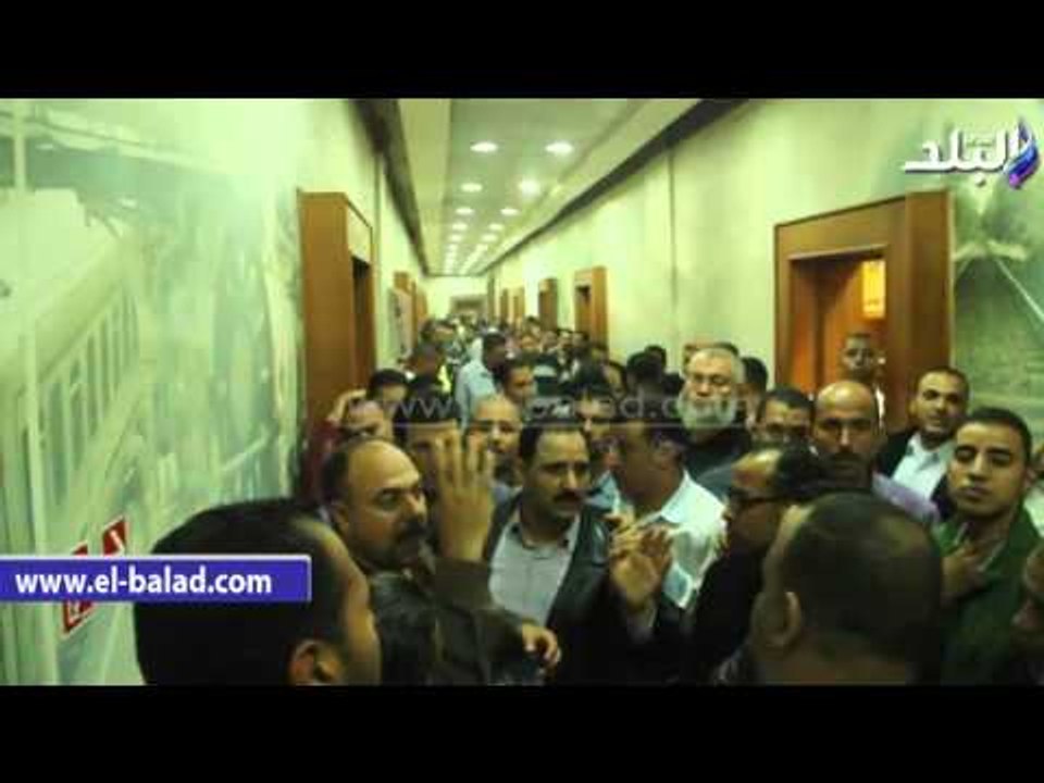 صدى البلد | موظفو السكة الحديد يحاصرون مكتب نائ...
