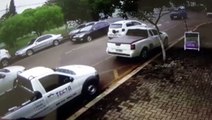Colisão de trânsito no Centro é flagrada por câmera de segurança