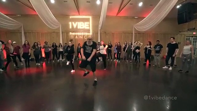 Un homme âgé de 40 ans danse magnifiquement sur la chanson Wow de Post Malone