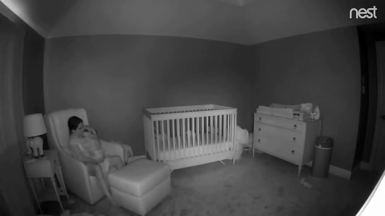 Cette maman a failli tomber sur son bébé en essayant de le mettre au lit