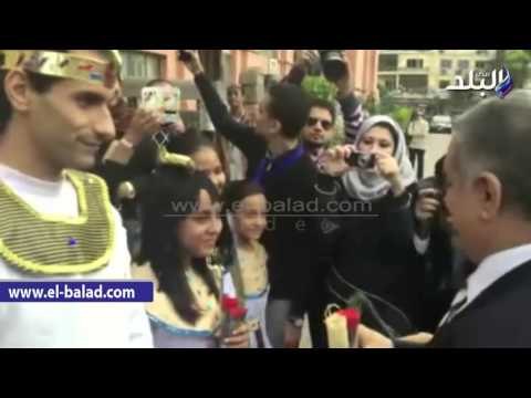 صدى البلد | وردة و بردية هدايا لوزير الأثار في احتفالية المتحف المصري
