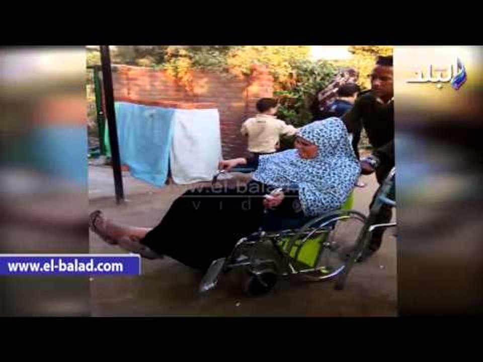 صدى البلد |شرطى يحمل مسنه للادلاء بصوتها فى القناطر