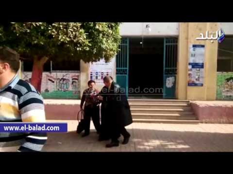 صدى البلد |  الأمن يساعد" قس" مسناً للإدلاء بصوته بالقناطر