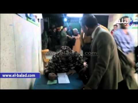 صدى البلد | مستشار لجنة بـ القناطر يتوجه لسيدة مسنة للإدلاء بصوتها