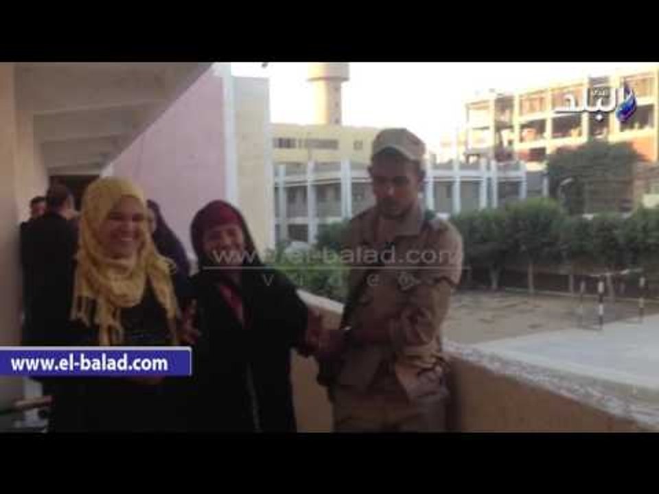 صدى البلد |  رجال الجيش يساعدون مسنه للادلاء بصوتها فى القناطر