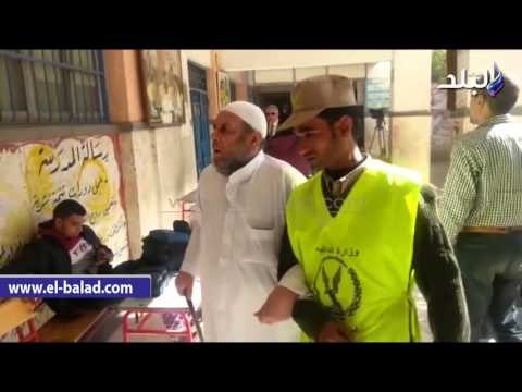 صدى البلد | رجال الشرطة يساعدون كبار السن للوصول للجانهم الانتخابية بالمحلة