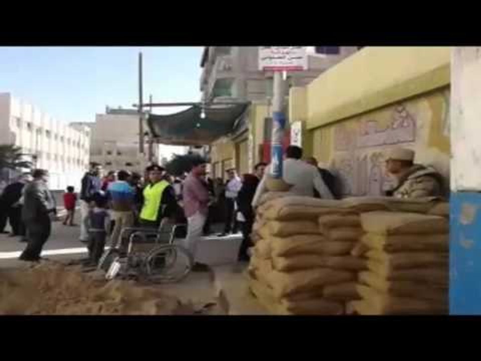 صدى البلد | أفراد من "حقوق الانسان" يساعدون كبار السن للإدلاء بأصواتهم في سيناء