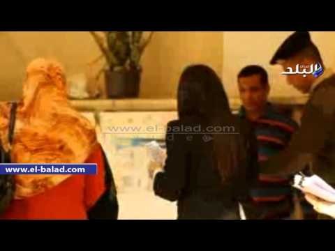 صدى البلد | قاضى يساعد مسنة فى الادلاء بصوتها بحلوان