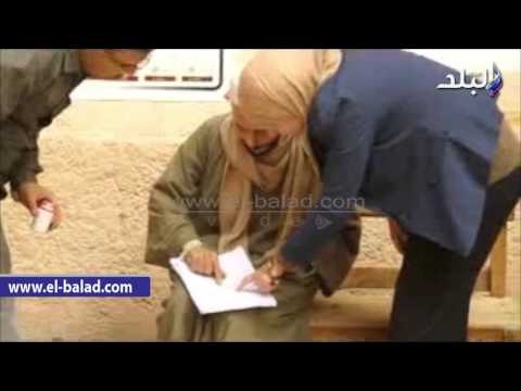 صدى البلد | قاضية بـ حدائق حلوان تساعد مسن في الإدلاء بصوته‎‎