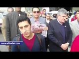صدى البلد | عبد الحكيم عبد الناصر وقلاش يضعان إكليل من الزهور أمام السفارة الروسية