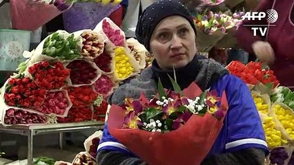 Flores ‘invadem’ Rússia no Dia da Mulher