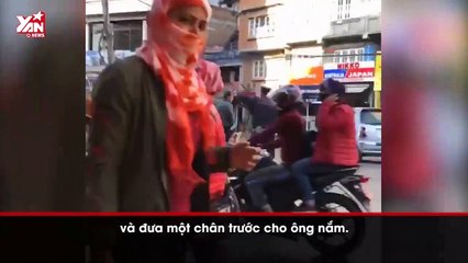 Khuyển nhi nắm tay để chủ dắt qua đường trên hai chân