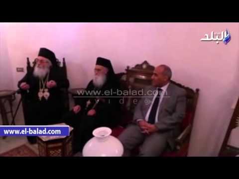 صدى البلد | فودة يقدم الحلوى لمطران دير سانت كاترين ويهنئه بعيد القديسه كاترين