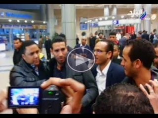 حصرياً : الجماهير تستقبل ابوتريكة باغنية تسلم الايادى والهتاف للسيسى