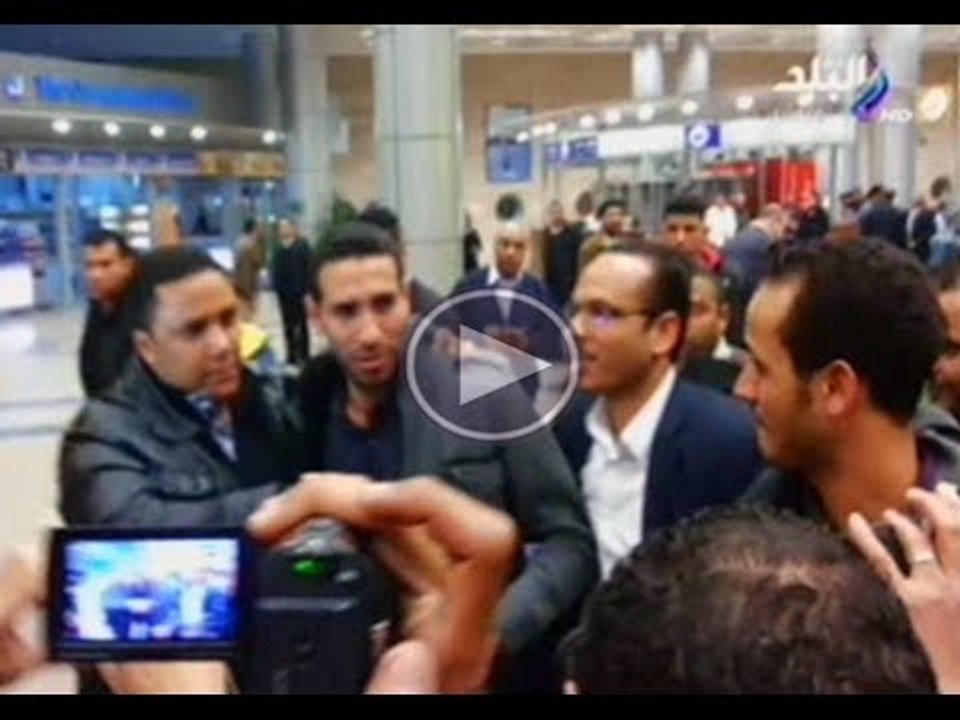 حصرياً : الجماهير تستقبل ابوتريكة باغنية تسلم الايادى والهتاف للسيسى
