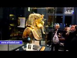 صدى البلد | قناع توت عنخ أمون في فاترينة عرضه بالمتحف المصري بعد غياب 8 أسابيع ترميم