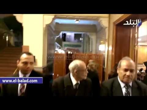 صدى البلد | ميرفت امين ودلال عبد العزيز و قلاش يصلون عزاء والدة الشناوي