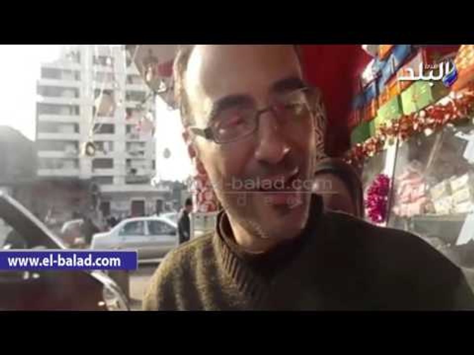 صدى البلد | الحلويات المضيئة والعروس تجذب مواطني أسواق "مولد النبي" بالدقهلية