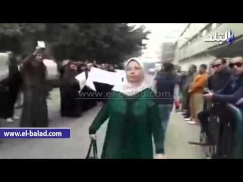 صدى البلد | أهالي المهاجرين غير الشرعيين يفترشون الأرض أمام مجلس الوزراء