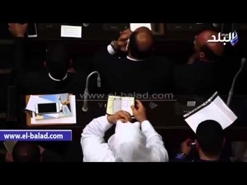صدى البلد |  نائب عن حزب النور يرفع المصحف أثناء أداء اليمين الدستورية