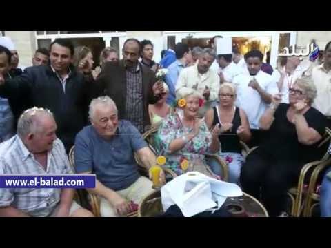 صدى البلد | زفة بلدي بالغردقة احتفالا بخروج سائحة مصابة في الهجوم على الفندق