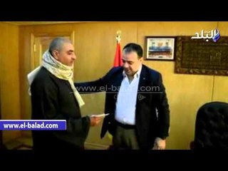 صدى البلد |  "محافظ الفيوم" يكرم أحد الفائزين فى مسابقة دينية