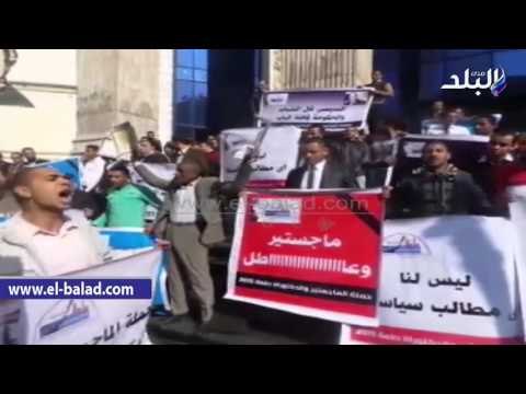 صدى البلد | حاملو الماجستير والدكتوراه يتظاهرون أمام الصحفيين