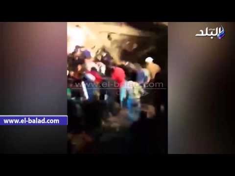 صدى البلد | لحظة انتشال احد ضحايا عقار منيا القمح المنهار بالشرقية