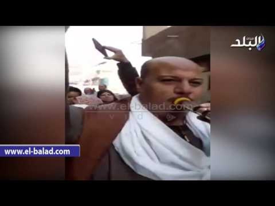 صدى البلد | العاملون بادارة ههيا التعليمية يستقبلون مديرة الادارة بالطبل والمزمار