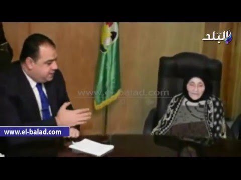 صدى البلد | محافظ الفيوم يكرم مسنة محت أميتها والتحقت بالشهادة الإعدادية