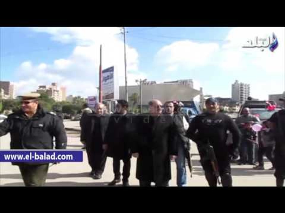 صدى البلد | مدير أمن الفيوم يوزع الحلوى على الاهالى وأصحاب السيارات