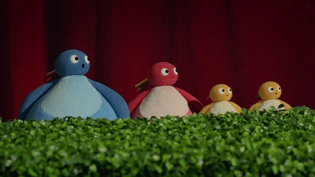 الـ Twirlywoos تتحكم في فتح وإغلاق ستارة المسرح