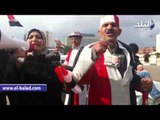 صدى البلد |  مواطنون يحتفلون على أنغام تسلم الأيادى بميدان التحرير