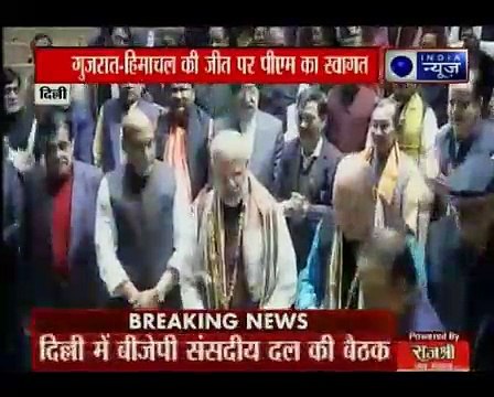 संसदीय दल की बैठक में पहुंचे पीएम नरेंद्र मोदी, बीजेपी अध्यक्ष अमित शाह ने लड्डू खिलाकर किया स्वागत