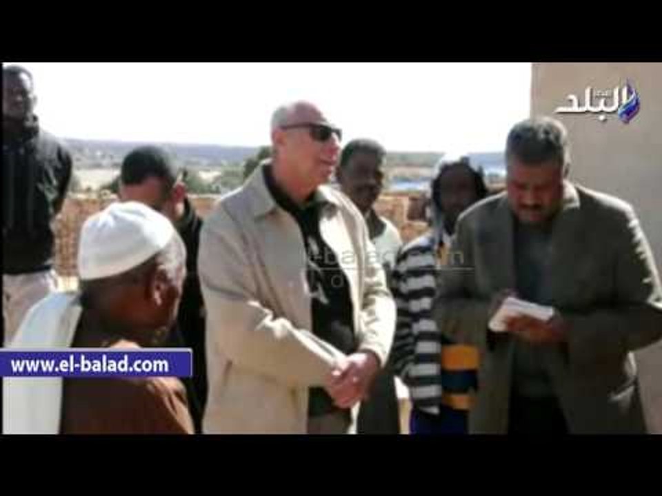 صدى البلد | محافظ أسوان يطمئن علي أهالي قرية غرب سهيل عقب سقوط 4 كتل صخرية