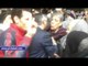 صدى البلد | محمود بكرى يقدم الورود لأفراد الشرطة بميدان التحرير