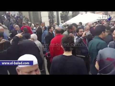 صدى البلد | العشرات يؤدون صلاة الجنازة على نجل حسن البنا